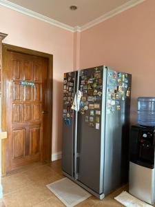 eine Küche mit Kühlschrank und Tür in der Unterkunft Mateos Villa in Carmen