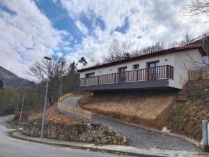a house with a balcony on the side of a hill at Vistas a Cangas in Cangas de Onís