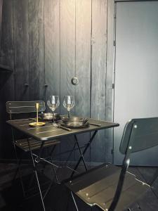 a table with two wine glasses on top of it at Loft Cierp-Gaud in Cierp