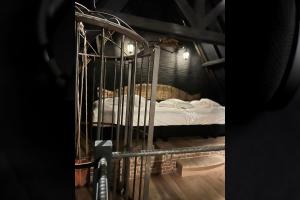 a cage with a bed in a room at Domaine 10 in Schore