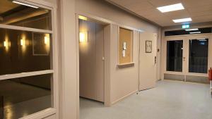 a hallway with doors and windows in a building at Kuben Utleie in Narvik
