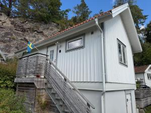 a house with a flag on the side of it at Grottstugan in Ljungskile