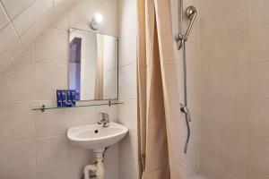 a bathroom with a sink and a shower with a mirror at Charming Studio Arc de Triomphe Monceau in Paris