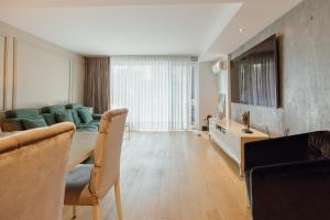 a living room with a green couch and a table at Luxury Beach House by Hosty in Canidelo