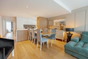 a kitchen and dining room with a table and chairs at Luxury Beach House by Hosty in Canidelo