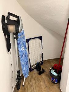 a room with a hair dryer on the wall at Moderne & gemütliche Pendleroase in Eislingen