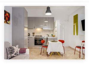 a kitchen and dining room with a table and chairs at Appartamento la Speranza in Grosseto