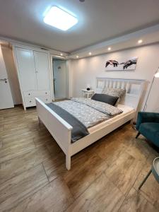 a bedroom with a large white bed in a room at Moderne & gemütliche Pendleroase in Eislingen