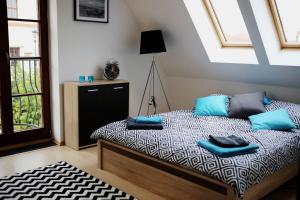 Un dormitorio con una cama con almohadas azules. en Phoebe 13 Old Town en Szczecin