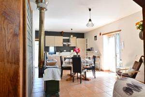 a kitchen and dining room with a table and chairs at Le mouly/petit gite in Miossens-Lanusse