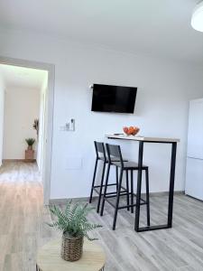 a table and chairs in a room with a tv at Apartamento en Lorca Murcia in Lorca