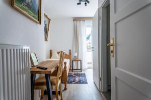 a dining room with a table and chairs and a door at Gästehaus Alpenkranz in Garmisch-Partenkirchen