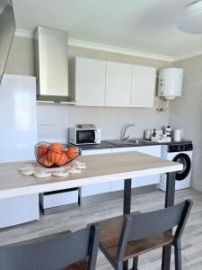 a kitchen with a bowl of oranges on a table at Apartamento en Lorca Murcia in Lorca