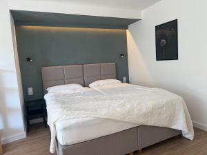 a bedroom with a large bed with white sheets at Superior Apartment mit 1 Schlafzimmer in Hildesheim