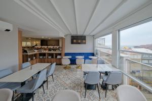 une pièce avec des tables et des chaises et un balcon dans l'établissement Serai Hotel, à Istanbul