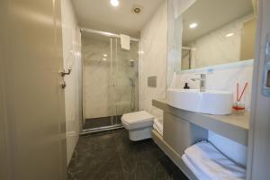 une salle de bains avec toilettes, lavabo et douche dans l'établissement Serai Hotel, à Istanbul 25 autres photos