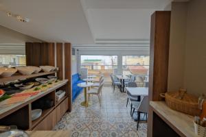une cuisine avec une table et des chaises dans une pièce dans l'établissement Serai Hotel, à Istanbul