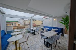 un restaurant avec des tables et des chaises et un balcon dans l'établissement Serai Hotel, à Istanbul