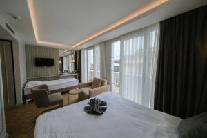 une chambre d'hôtel avec un lit et une grande fenêtre dans l'établissement Serai Hotel, à Istanbul