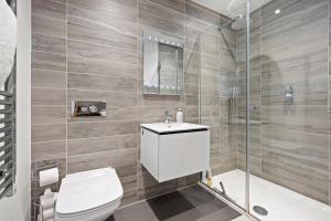 a bathroom with a toilet and a shower at Modern 2 Bed Apartment by MCF in Merstham +10 photos