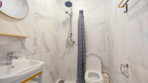a bathroom with a shower and a toilet and a sink at Cascais Garden House 105 in Cascais