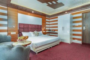 a bedroom with a bed and a table and a couch at Fimi hotel aru valley pahalgam in Ārau +1 photo