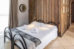 a bedroom with a bed with towels on it at La Pacheca Rock Apartments in Lazise