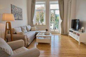 a living room with a couch and a tv at Ferienwohnung Villa Else in Bad Neuenahr-Ahrweiler