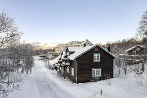 a wooden house with snow on it on a snowy road at Brunkulla - Tänndalen in Tänndalen +38 photos