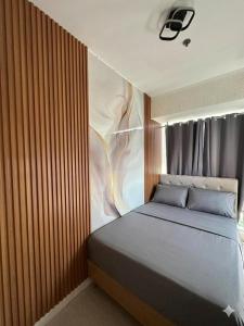 a bedroom with a bed and a wooden wall at Metro Manila Cityscape Charm at Azure Urban Resort Paranaque near NAIA Airport in Manila +18 photos