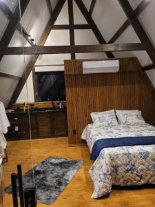 a bedroom with a bed and a window at Chalé Malbec, Estrada do Vinho com cafe da manha e hidro in São Roque