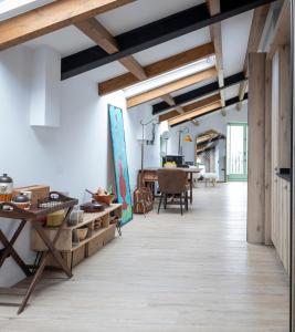a room with wooden beams and a dining room at El Sueño, La Perla in Barres