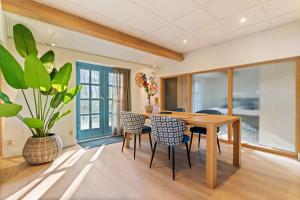 a dining room with a wooden table and chairs at Boerderij appartement 't Vogelnest in Heiloo