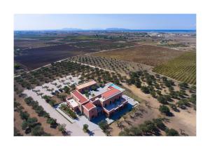 - une vue aérienne sur une grande maison avec une cour dans l'établissement Corte Olea Resort, à Paceco