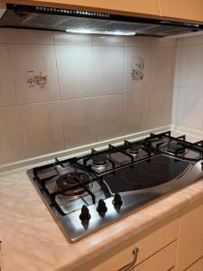 a stove top oven sitting on top of a kitchen counter at Suite romantica a Como Centro in Como