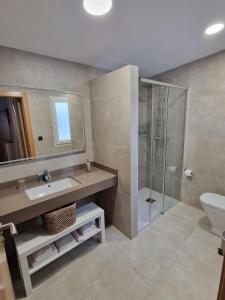 ein Badezimmer mit Waschbecken und Dusche in der Unterkunft Hotel El Balcón in Avilés + 41 Fotos