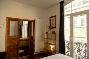 a room with a door and a window at Sur un air d'eau in Spa