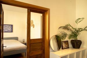 a room with a door and a plant on a shelf at Sur un air d'eau in Spa