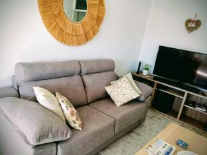 a living room with a couch and a mirror at Monte Rojo San Agustin in San Agustin