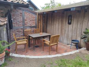 a patio with a table and chairs and a fence at Fewo Haus Patze in Betzendorf