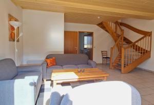 a living room with a couch and a table at Haus 26 Natur Ferienpark - Ruhe, Natur und Komfort für erholsame Tage fern vom Alltag in Nieheim