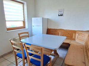 a kitchen with a table and chairs and a refrigerator at Haus 26 Natur Ferienpark - Ruhe, Natur und Komfort für erholsame Tage fern vom Alltag in Nieheim +15 photos