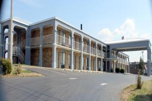 a building with a parking lot in front of it at Econo Lodge Franklin South in Franklin