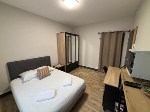 a small room with a bed and a television at Sur Tulle - Le Refuge - 1 Piece in Tulle