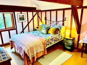 a bedroom with a bed in a room at The Swallows Rest, Avebury in Avebury
