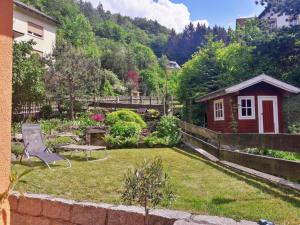 a garden with a bench and a house at Haus am Thiesenring in Bad Berneck im Fichtelgebirge