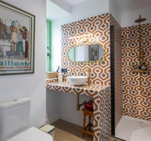 a bathroom with a sink and a mirror on a wall at El Sueño, Paca in Barres