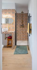 a bathroom with a door with a sink and a mirror at El Sueño, Paca in Barres +1 photo