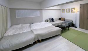 a hospital room with two beds and a couch at Newly Renovated 2025 秋リフォーム済 RC205 in Tokyo