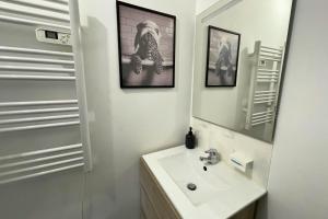 a white bathroom with a sink and a mirror at L'Éclipse - Gare de Melun in Melun +23 photos